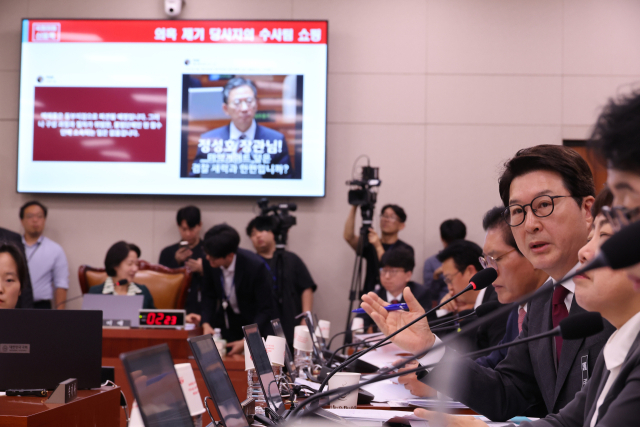 국민의힘 신동욱 의원이 14일 서울 여의도 국회에서 열린 법무부 등에 대한 법제사법위원회 국정감사에서 정성호 법무부 장관에게 질의하고 있다. 연합뉴스