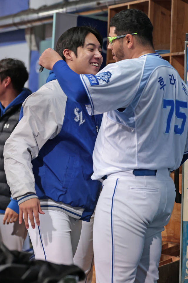 삼성 라이온즈의 아리엘 후라도가 14일 대구에서 열린 프로야구 준플레이오프 3차전 SSG 랜더스와의 경기에 등판, 7회초까지 무실점으로 막은 뒤 덕아웃으로 들어오자 전날 역투했던 원태인이 반겨주고 있다. 삼성 제공