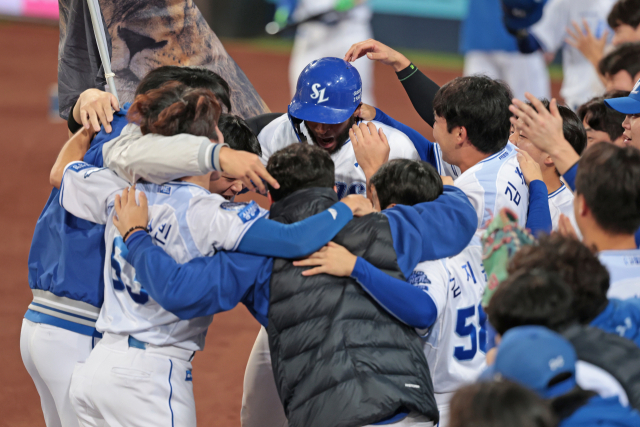 삼성 라이온즈의 르윈 디아즈가 14일 대구에서 열린 프로야구 준플레이오프 3차전 SSG 랜더스와의 경기 8회말 결승 2점 홈런을 터뜨린 뒤 덕아웃으로 들어오자 동료들이 격하게 반겨주고 있다. 삼성 제공