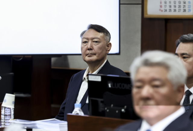 윤석열 전 대통령이 26일 서울 서초구 서울중앙지법에서 열린 특수공무집행방해, 직권남용 권리행사방해 등 혐의 사건 1차 공판에 출석해 있다. 연합뉴스
