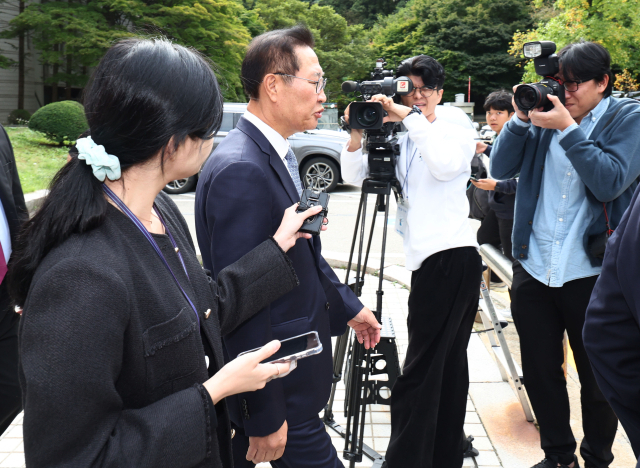 윤석열 전 대통령의 12·3 비상계엄 선포를 방조·가담한 혐의를 받는 박성재 전 법무부 장관이 지난 14일 구속 전 피의자 심문(영장실질심사)을 마치고 서울 서초구 서울중앙지방법원을 나서고 있다. 연합뉴스