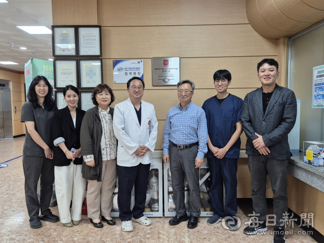 경북 울릉군보건의료원은 대구 경북대학교병원과 응급의료 강화 업무 협약을 체결하고 13일 울릉군보건의료원에서 협력병원 현판식을 가졌다. 울릉군 제공