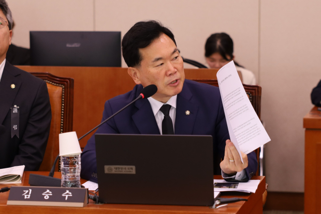 김승수 국민의힘 의원(대구 북구을)이 14일 문화체육관광부 국정감사에서 장관에게 질의하는 모습. 김승수의원실 제공