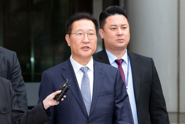 윤석열 전 대통령의 12·3 비상계엄 선포를 방조·가담한 혐의를 받는 박성재 전 법무부 장관이 14일 구속 전 피의자 심문(영장실질심사)을 마치고 서울 서초구 서울중앙지방법원을 나서고 있다. 연합뉴스