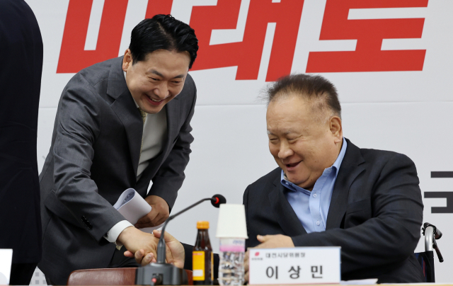 국민의힘 장동혁 대표(왼쪽)가 25일 오전 대전시 동구 삼성동 국민의힘 대전시당에서 이상민 대전시당위원장과 악수하고 있다. 연합뉴스