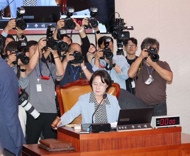 국회 법제사법위원회 추미애 위원장이 13일 서울 여의도 국회에서 열린 대법원 등에 대한 국정감사에서 의사봉을 두드리고 있다. 연합뉴스
