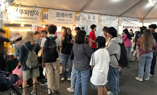 지난해 미국 LA 한인축제에 참여한 영천지역 농식품 업체 부스 모습. 영천시 제공