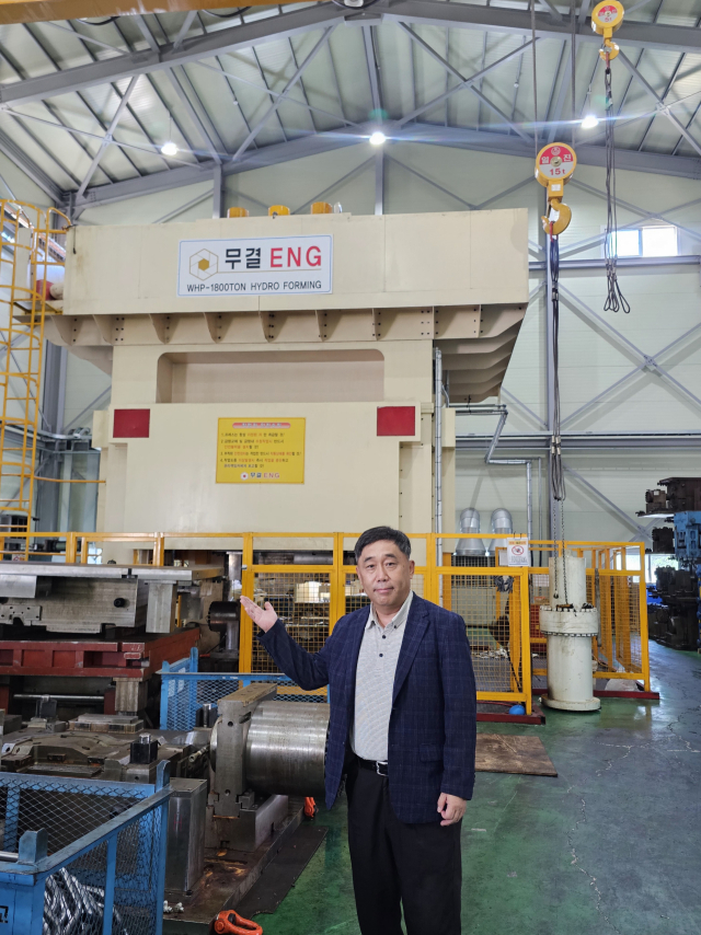 윤영태 무결이엔지 대표가 자체 개발한 1800t급 하이드로포밍기 앞에서 자사 제품의 경쟁력에 대해 설명하고 있다. 정우태 기자