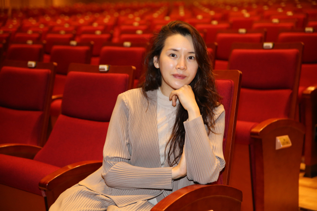 박유신 포항국제음악제 예술감독이 올해 행사가 열리는 공연장 중 하나인 포항 효자아트홀 객석에서 포즈를 취하고 있다. 김도훈 기자