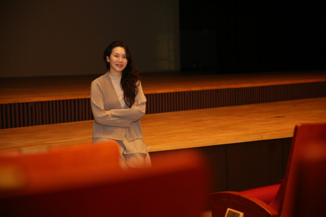 박유신 포항국제음악제 예술감독이 올해 행사가 열리는 공연장 중 하나인 포항 효자아트홀 무대를 배경으로 포즈를 취하고 있다. 김도훈 기자