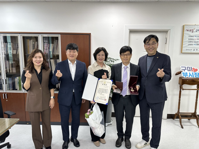 경북 구미시는 지난 14일 6·25전쟁에 참전해 무공을 세운 故안광수 중위 유족에게 국방부장관을 대신해 화랑무공훈장과 훈장증을 전수했다. 구미시 제공
