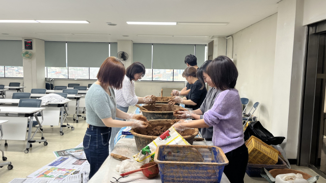 대구YWCA 대구사랑걷기 EM흙공 만들기