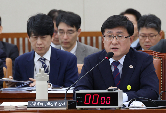 김성환 기후에너지환경부 장관이 14일 서울 여의도 국회에서 열린 기후에너지환경위원회 국정감사에서 의원 질의에 답하고 있다. 연합뉴스