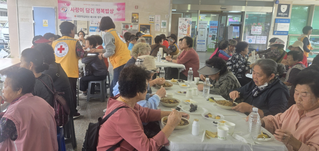 대한적십자사봉사회 영주지회 회원들이 제공한 짜장면을 어르신들이 맛있게 먹고 있다. 마경대 기자