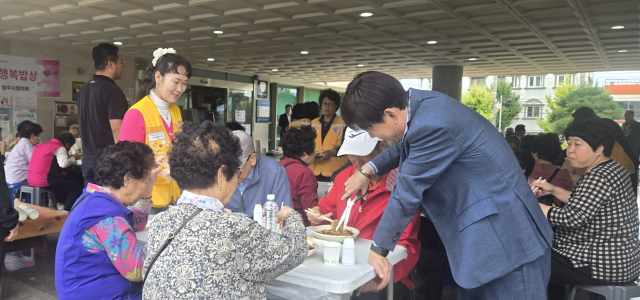 대한적십자사봉사회 영주지회 회원들이 제공한 짜장면을 어르신들이 맛있게 먹고 있다. 마경대 기자