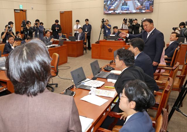15일 서울 여의도 국회에서 열린 고용노동부에 대한 기후에너지환경고용노동위원회 국정감사에서 민주노총 증인 채택 여부와 관련해 국민의힘 김위상 의원과 진보당 정혜경 의원이 설전을 벌이고 있다. 연합뉴스