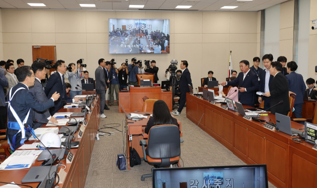 15일 서울 여의도 국회에서 열린 고용노동부에 대한 기후에너지환경고용노동위원회 국정감사에서 민주노총 증인 채택 여부와 관련해 여야 의원들이 설전을 벌이고 있다. 연합뉴스