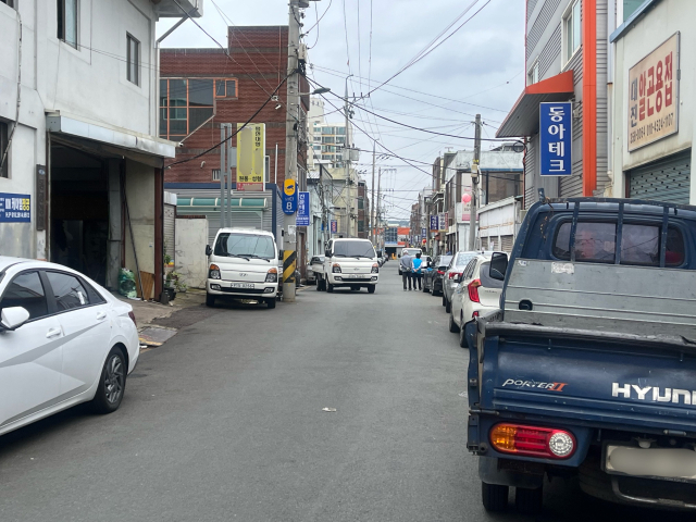 15일 오후 소방차 진입 곤란 지역으로 지정된 대구 북구의 한 골목. 정두나 기자.