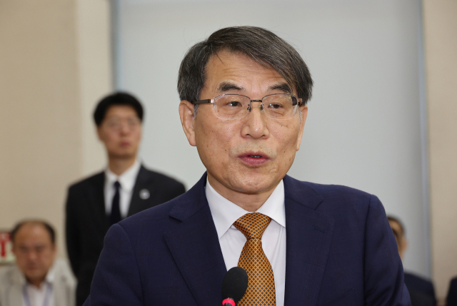 노태악 중앙선거관리위원장이 15일 서울 여의도 국회에서 열린 행정안전위원회의 중앙선거관리위원회, 인사혁신처 등에 대한 국정감사에서 인사말을 하고 있다. 연합뉴스