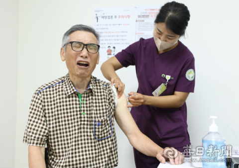 [포토뉴스] 고령층 대상 독감 무료 접종 시작
