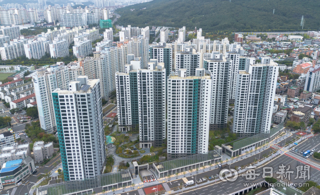 15일 대구 달서구 한 신축 아파트 단지 모습. 이 단지는 지난해 11월 후분양에 나섰으나 현재까지 900여 세대 대부분이 공실로 남아 있다. 안성완 기자 asw0727@imaeil.com