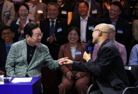 李대통령 옆자리 홍석천 
