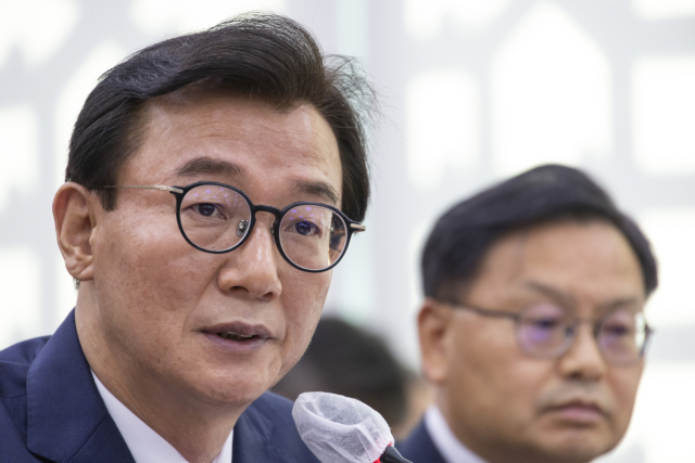 전재수 해양수산부 장관이 15일 서울 여의도 국회 농림축산식품해양수산위원회에서 열린 2025년도 해양수산부 등에 대한 국정감사에서 의원 질의에 답하고 있다. 연합뉴스