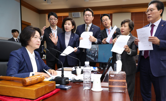 국회 법제사법위원회 국민의힘 의원들이 15일 서울 서초구 대법원에서 열린 전체회의에서 