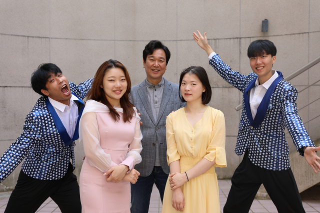 중국 상하이 페스티벌 폐막식에 공식 참여하는 대경대 연기예술과 뮤지컬팀. 가운데 김찬영 교수. 대경대 제공