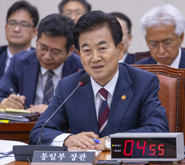 정동영 통일부 장관이 14일 국회 외교통일위원회에서 열린 통일부에 대한 2025년 국정감사에 출석해 의원 질의에 답하고 있다. 연합뉴스