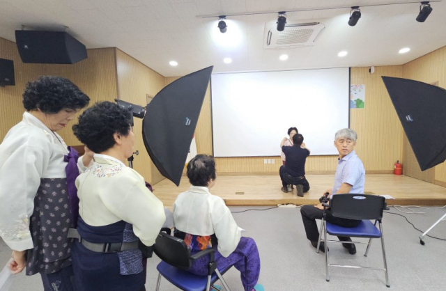 상주풍경연구회의 어르신 장수사진 촬영 현장. 고도현 기자