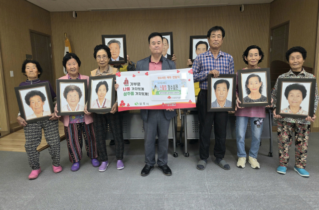 상주풍경연구회 김영훈 회장이 지난 15일 중동면 어르신들의 장수사진액자를 전달한 뒤 기념촬영을 하고 있다. 상주풍경연구회 제공