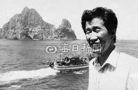 독도 서도를 배경으로 웃고있는 고 최종덕 선생. 독도최종덕기념사업회 제공