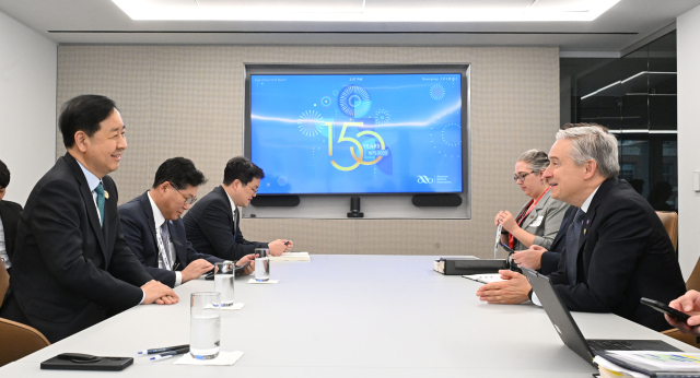 주요20개국(G20) 재무장관회의와 국제통화기금 및 세계은행(IMF/WB) 연차총회 참석차 미국 워싱턴D.C.를 방문 중인 구윤철 부총리 겸 기획재정부 장관은 15일(현지시간) 미국은행협회(American Bankers Association)에서 프랑수아 필립 샹파뉴 캐나다 재무장관과 면담을 하고 있다. 2025.10.16. 기재부 제공