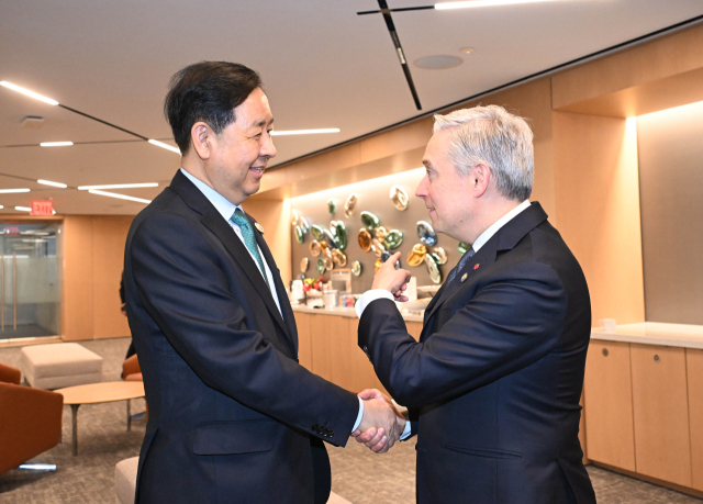 주요20개국(G20) 재무장관회의와 국제통화기금 및 세계은행(IMF/WB) 연차총회 참석차 미국 워싱턴D.C.를 방문 중인 구윤철 부총리 겸 기획재정부 장관은 15일(현지시간) 미국은행협회(American Bankers Association)에서 프랑수아 필립 샹파뉴 캐나다 재무장관과 면담을 하고 있다. 2025.10.16. 기재부 제공