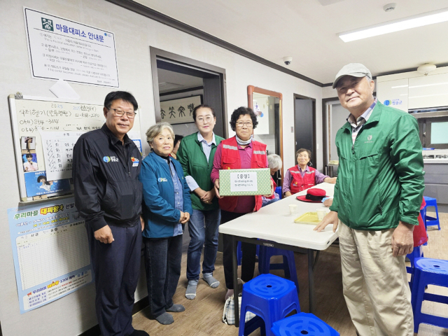 청송군 현서면 새마을부녀회(회장 김미령)와 새마을지도자협의회(회장 권태원)가 지난 14일 지역 내 32개 경로당을 돌며 어르신들에게 멸치 1박스씩을 전달했다. 청송군 제공