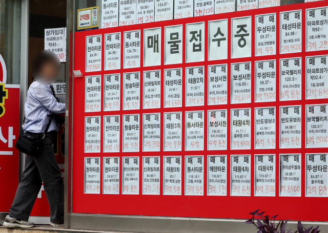 16일 대구 수성구 한 부동산중개업소에 아파트 매매 가격표가 빼곡히 붙어 있다. 김영진 기자 kyjmaeil@imaeil.com