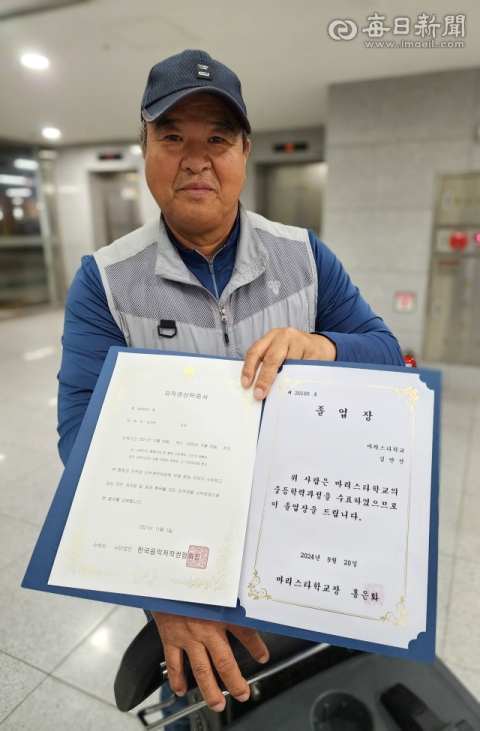 청소차 몰며 노래 흥얼…인생 두 번째 봄 맞은 김만진 씨
