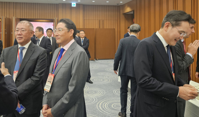정의선 현대차그룹 회장(왼쪽부터), 조현준 효성그룹 회장, 이재용 삼성전자 회장이 15일 일본 도쿄 게이단렌(經團連·일본경제단체연합회) 회관에서 열린 한미일 경제대화에 참석해 이야기를 나누고 있다. 연합뉴스