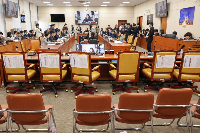 16일 서울 여의도 국회 과학기술정보방송통신위원회에서 열린 2025년도 국정감사에서 최민희 위원장이 취재진 퇴장을 선언한 뒤 회의가 비공개로 진행되며 증인들이 자리에 입장하지 못하고 있다. 연합뉴스