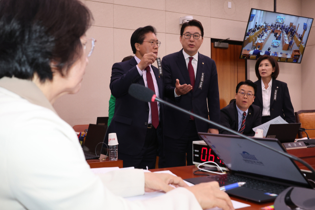 16일 서울 여의도 국회에서 열린 감사원 등에 대한 법제사법위원회 국정감사에서 국민의힘 의원들이 추미애 위원장의 회의 진행 방식에 대해 항의하고 있다. 연합뉴스