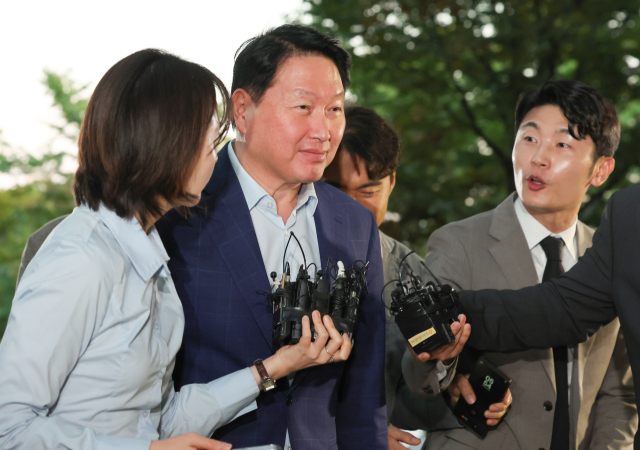 최태원 SK그룹 회장이 16일 오후 미국 출장을 위해 서울 김포비즈니스항공센터를 통해 출국하기에 앞서 노소영 아트센터 나비 관장과의 이혼 소송에 대한 대법원 판결 관련 질의에 답하고 있다. 연합뉴스