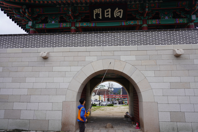 한국원자력환경공단 직원이 경주읍성에서 방사선측정 서비스를 진행하고 있다. 공단 제공