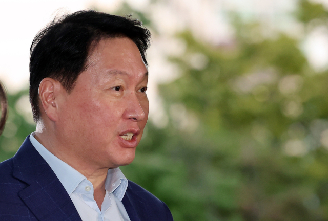 최태원 SK그룹 회장이 16일 오후 미국 출장을 위해 서울 김포비즈니스항공센터를 통해 출국하기에 앞서 노소영 아트센터 나비 관장과의 이혼 소송에 대한 대법원 판결 관련 질의에 답하고 있다. 연합뉴스