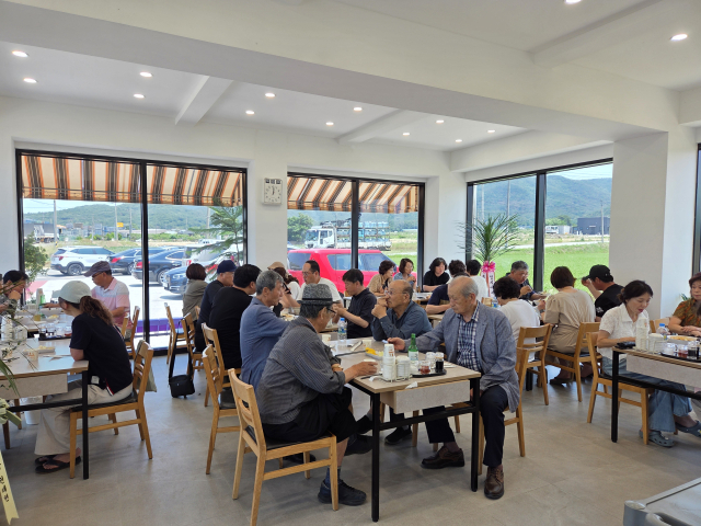 경주 식량작물 특구에 조성된 들녘한끼 1호점 성지콩밭 식당에 손님들이 가득 차 있다. 경북농업기술원 제공