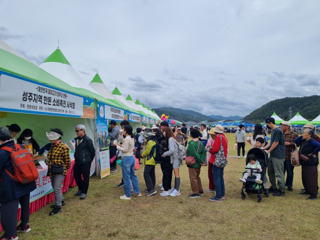 성주군축산단체협의회는 2025 성주가야산 황금들녘 메뚜기축제장에서 우수축산물 시식·홍보 코너를 운영한다. 사진은 지난해 행사 장면. 성주군 제공