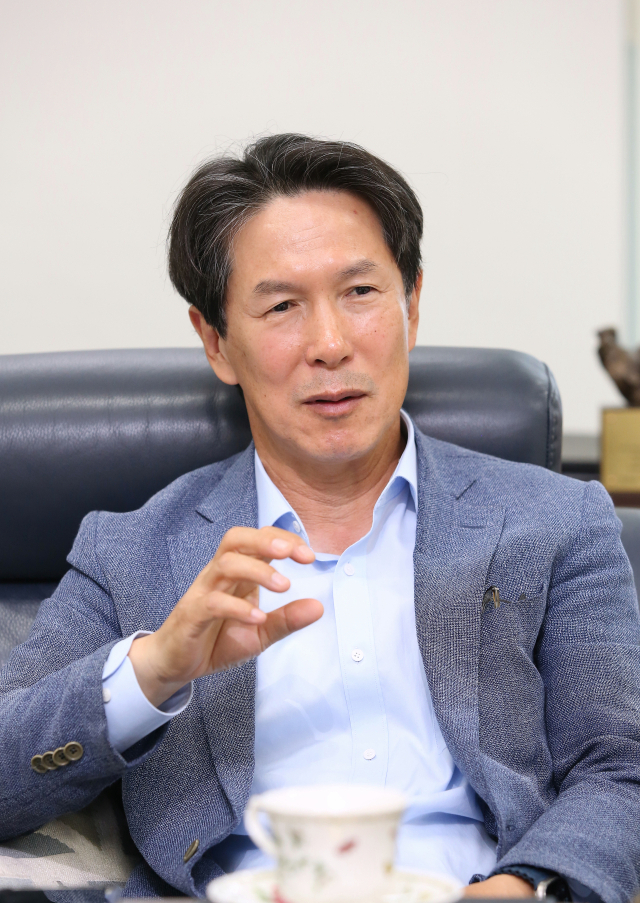 박정병 (주)디알젬 대표이사는 전 세계 130여개국에 자체 개발한 의료 영상 진단기기를 수출하고 있다. 일반 촬영용 X-ray 시스템 분야에서 연간 세계 최대 생산량을 기록하고 있다. 이무성 객원기자