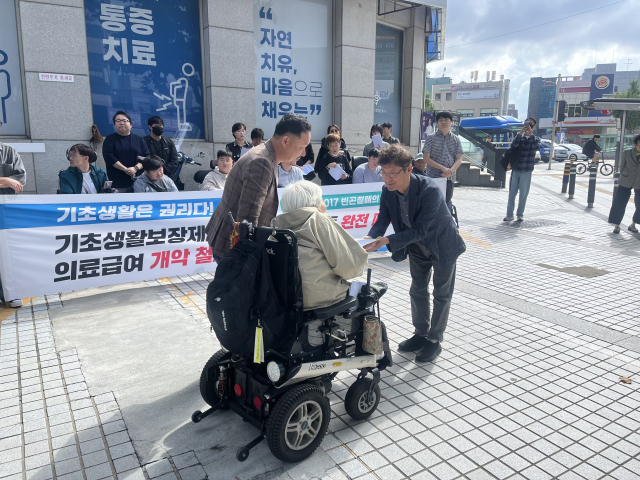 김두현 더불어민주당 대구시장 정책실장이 반빈곤네트워크의 의견서를 받아들고 있다.