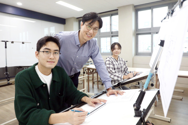 영남이공대 최영오 교수가 제도실에서 학생들에게 제도실습을 하고 있다. 영남이공대 제공
