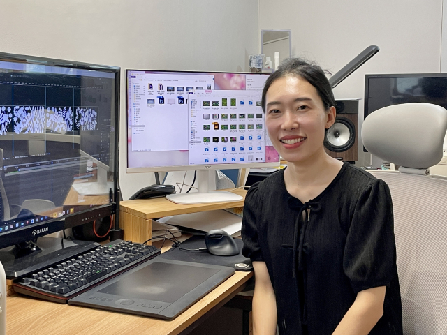 배문경 작가가 집 한 켠에 마련해놓은 작업실에서 미소 짓고 있다. 그는 세 아이의 육아와 작업을 병행하며 지난해 수성아트피아 A-아티스트 선정, 달성대구현대미술제와 다양한 단체전 참여 등 활발한 활동을 펼쳐오고 있다. 이연정 기자
